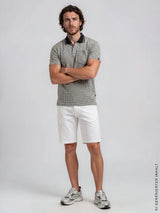 Mann trägt elastische bermudashort in weiß mit schwarzem und weißem karierte polohemd von hajo mode