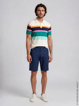 Herren kurzarm poloshirt mit horizontalen streifen in creme orange rosa marineblau und petrol zur elastische bermudashort allover bedruckt