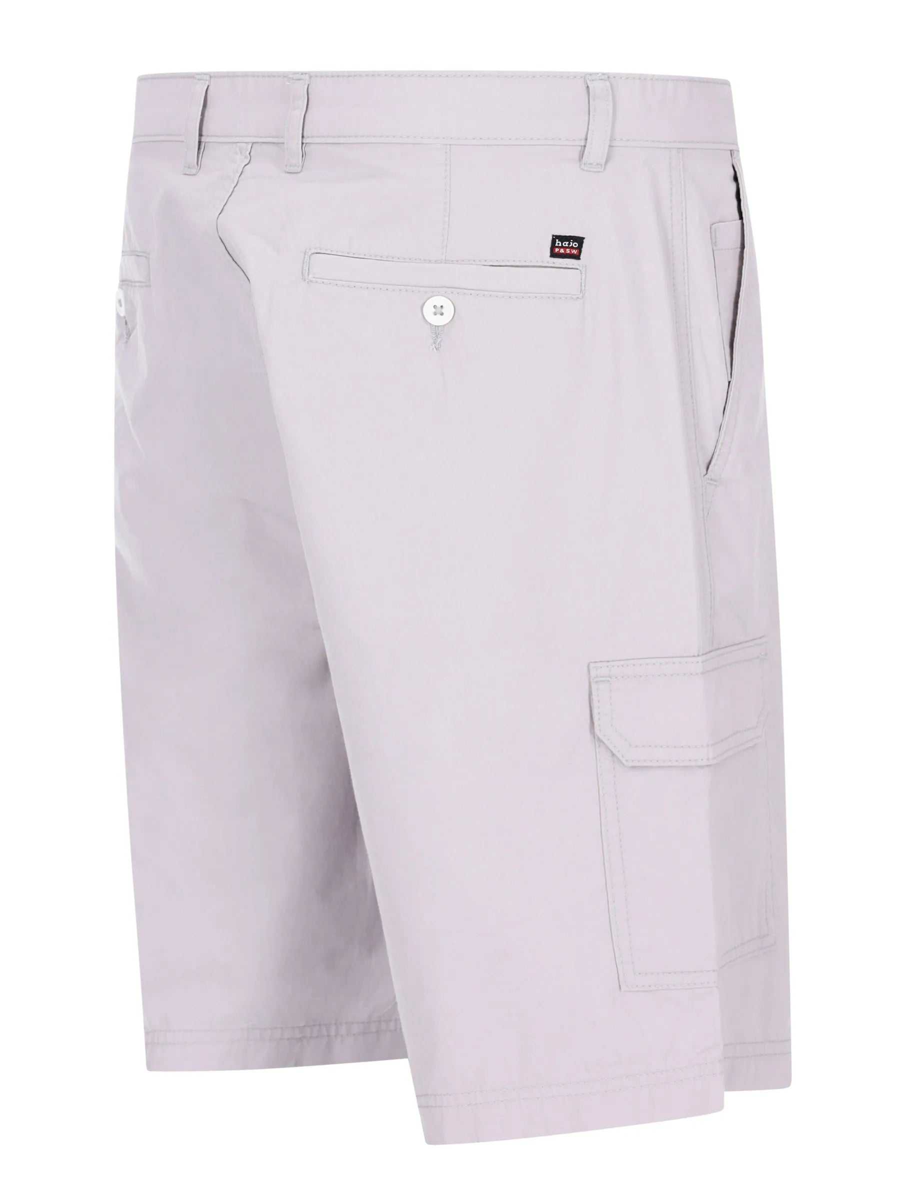Rückseite hellgrauer elastischer Bermudashort mit Cargotaschen