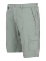 Helle grüne elastische Bermudashort mit Cargotaschen und rosa Knopf