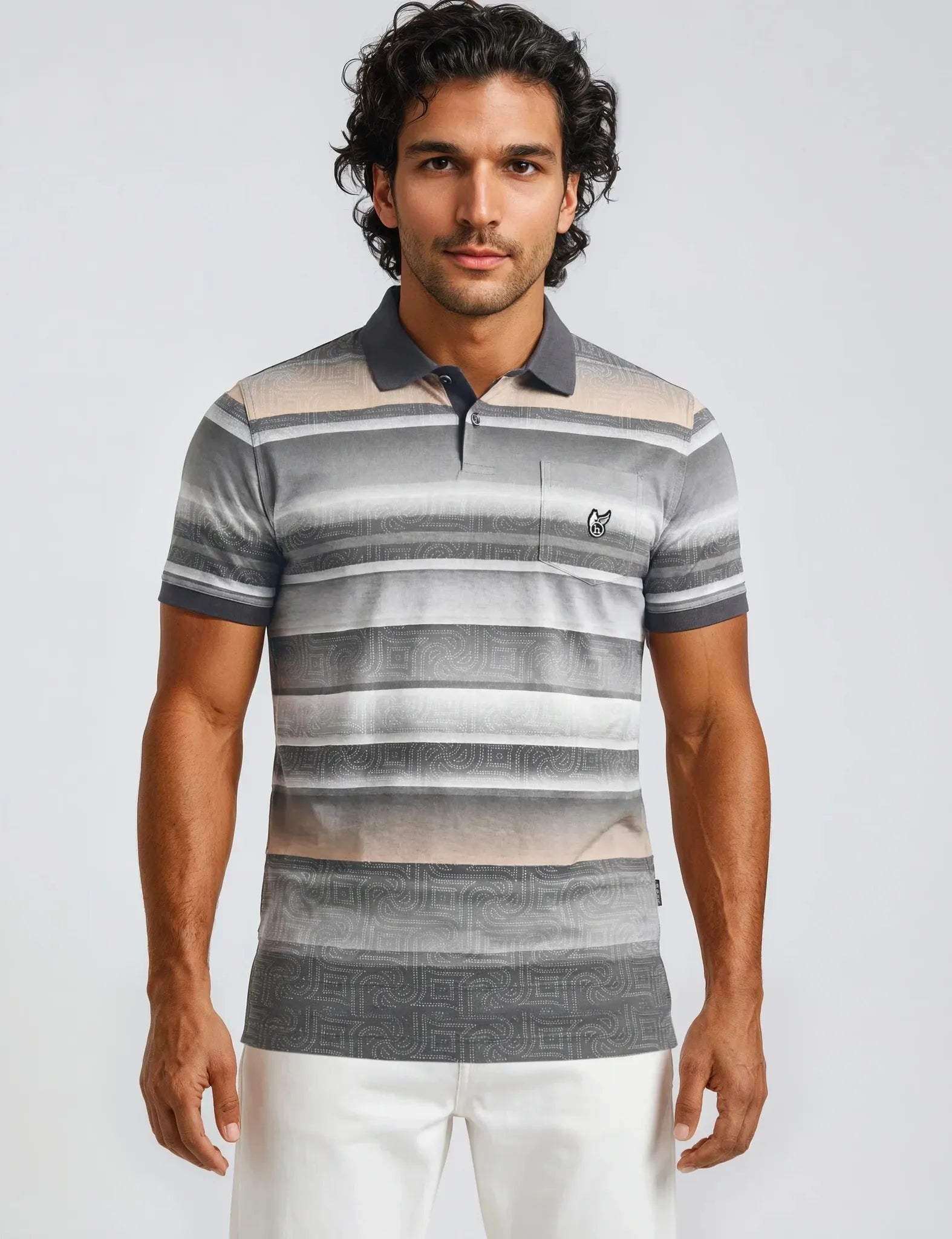 Grau weiß gestreiftes feinpikee-poloshirt mit dezentem geometrischem muster und dunkelgrauem kragen und ärmelbündchen
