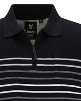 Schwarz-weiß gestreiftes Poloshirt mit halbem Reißverschlusskragen, aus Baumwolle.