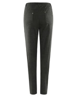 Schwarze, dehnbare Hose mit silbernen Verzierungen und einem hohen Bund.
