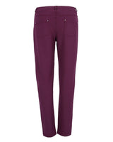 Pflaumenfarbene Slim-Fit-Hose mit Knopf- und Reißverschluss, mit dezentem Glanz.