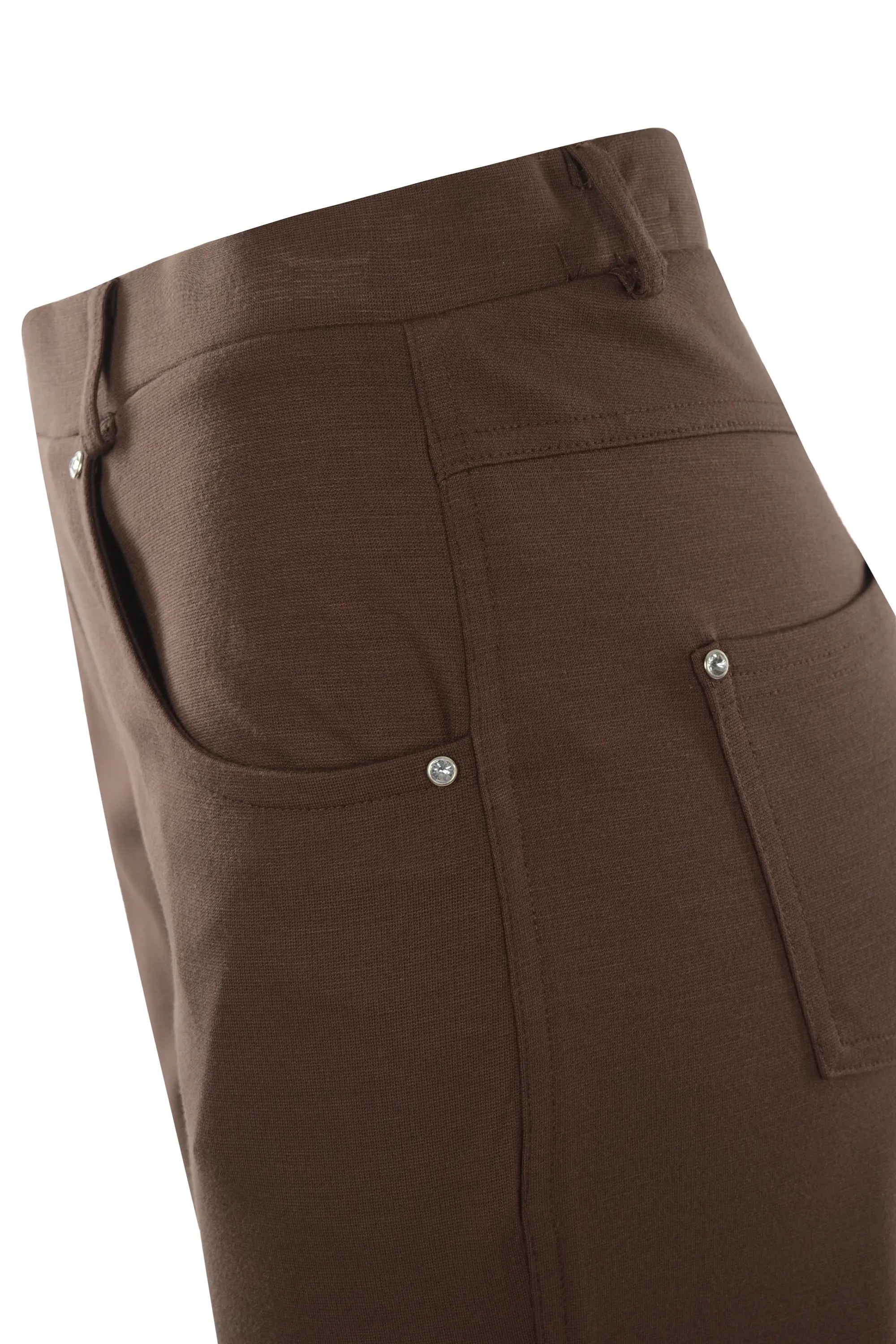 Braune Cargohose mit geknöpften Taschen und Reißverschlussdetails.