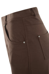 Braune Cargohose mit geknöpften Taschen und Reißverschlussdetails.