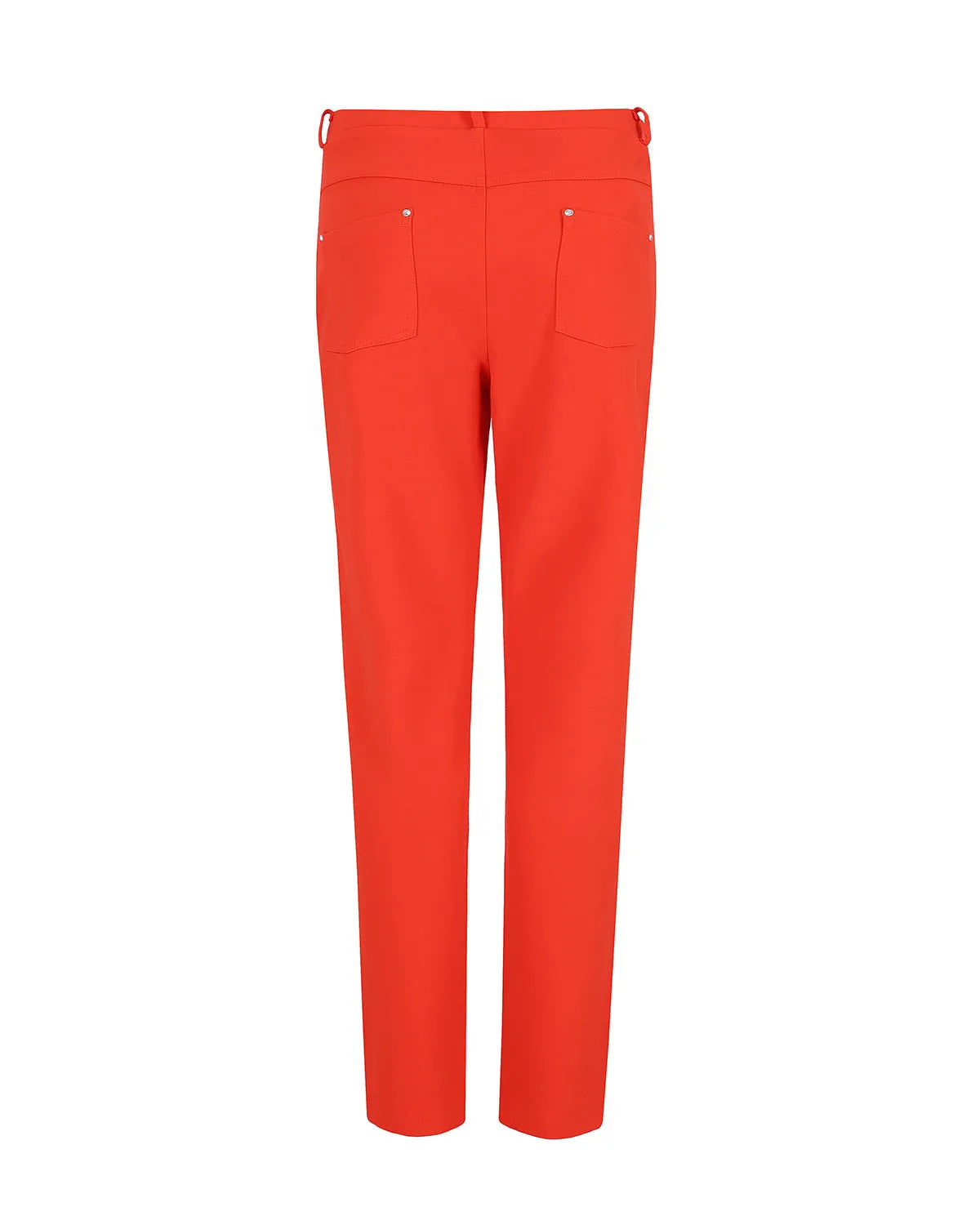 Rote Hose mit hoher Taille, silbernen Beschlägen und Taschen.
