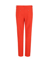 Rote Hose mit hoher Taille, silbernen Beschlägen und Taschen.