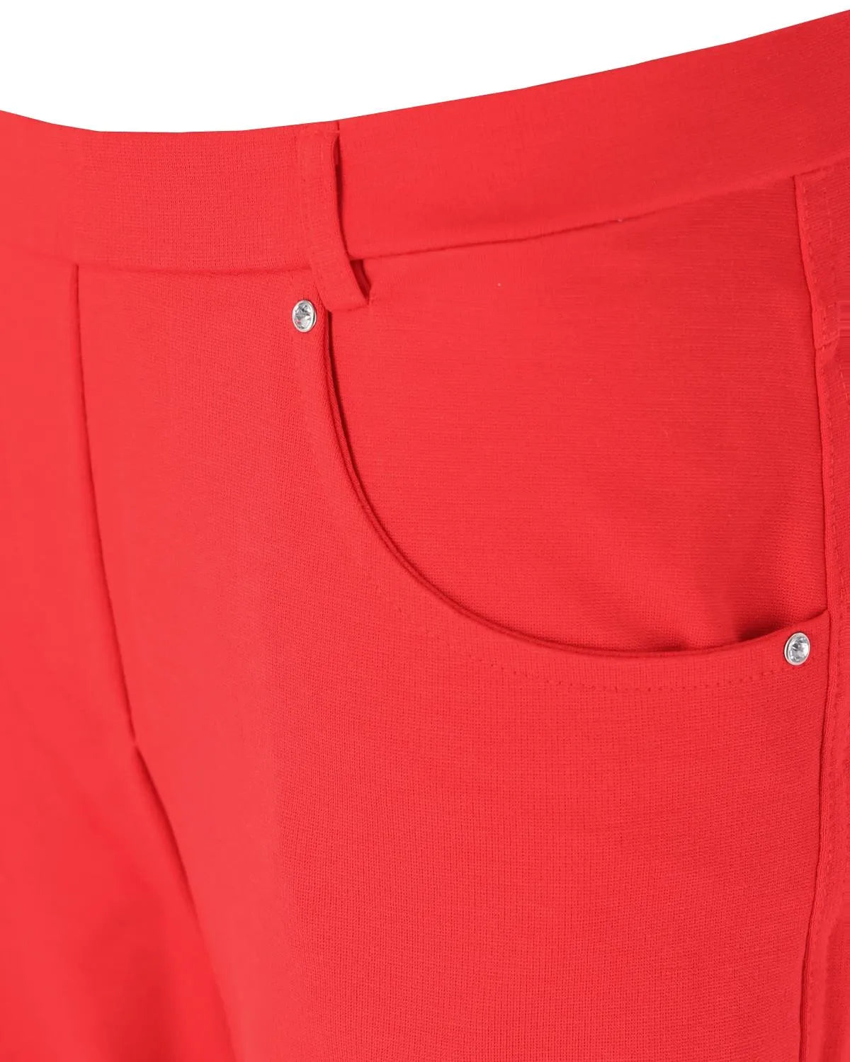 Rote Freizeithose mit silbernen Knopfdetails und Taschen.