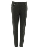 Schwarze Slim Fit Hose mit silbernen Knöpfen und Taschen.