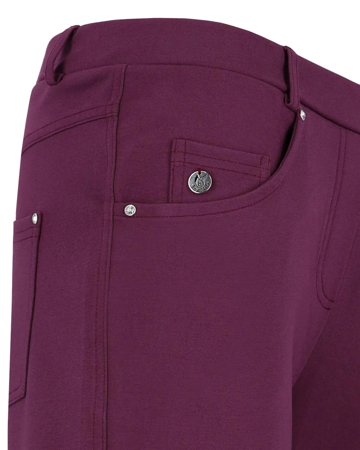 Lila Stretch-Hose mit silbernen Knöpfen und Taschen.