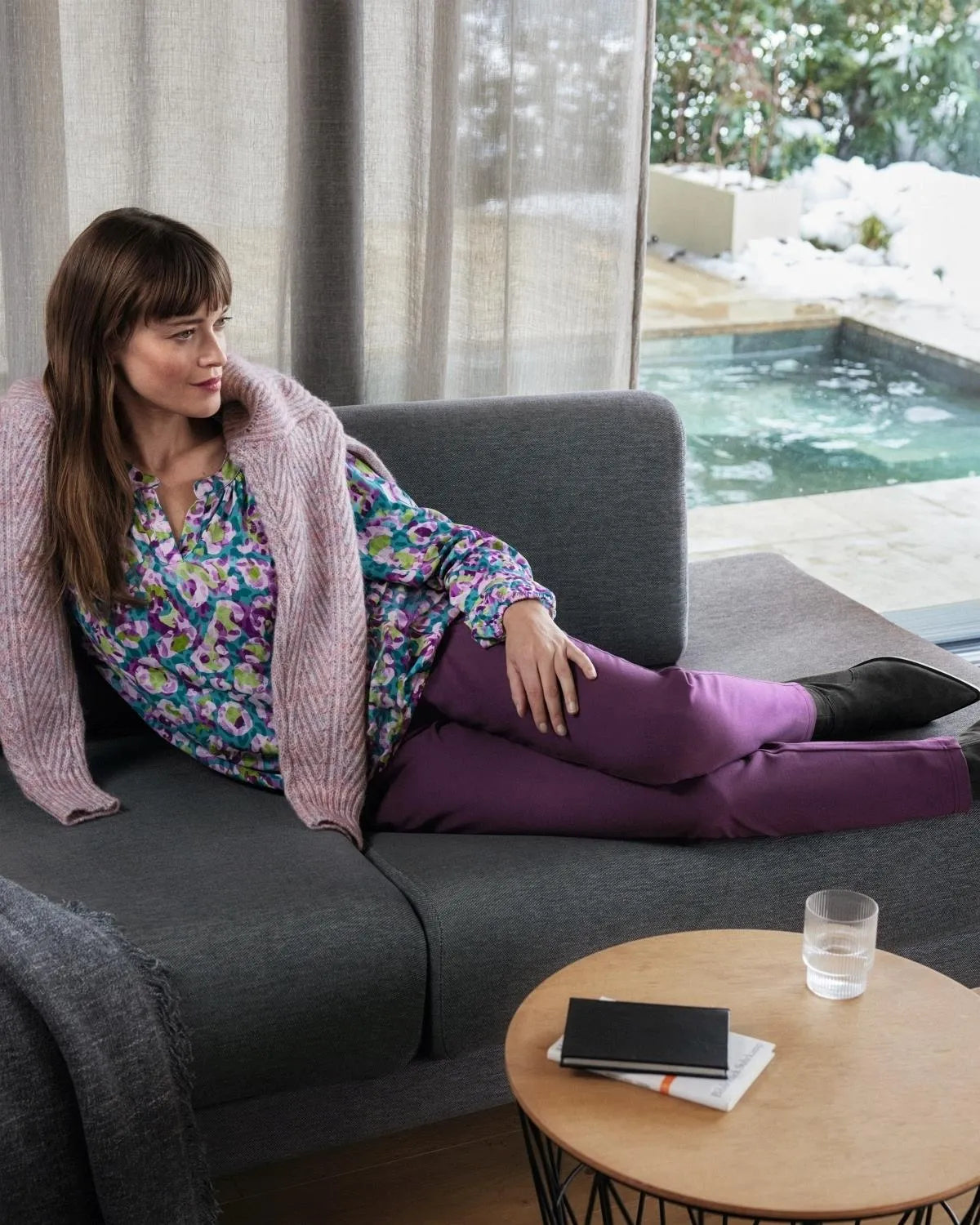 Lavendelfarbene Strickjacke mit Blumendruck, Rippenstrick und weichem, kuscheligem Material.