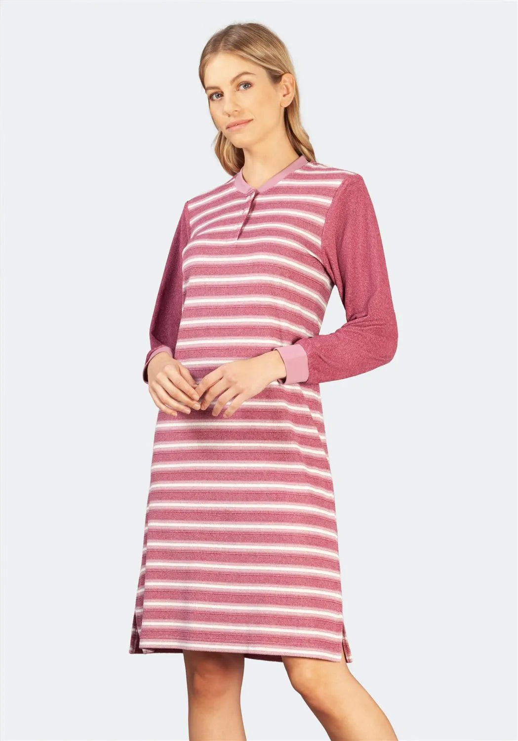 Rosa und weiß gestreiftes Kleid mit langen Ärmeln, aus weicher Baumwolle.