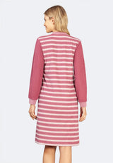 Rosa und weiß gestreiftes Kleid mit langen Ärmeln, aus weicher Baumwolle.