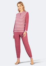 Rosa und weiß gestreiftes Pyjama-Set mit elastischem Bund, weiches Baumwollmaterial.