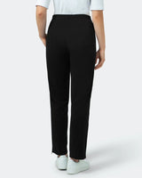 Schwarze Hose mit geradem Bein und hoher Taille und weißem Saum, dazu weiße Sneakers.