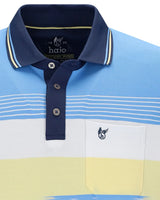 Blau-gelb gestreiftes Poloshirt mit marineblauem Kragen, weißen Knöpfen und Taschen.