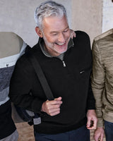 Schwarzer Nike Quarter-Zip-Pullover mit silbernem Reißverschluss und Logo.