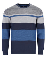 Blau und grau gestreifter Pullover mit Rundhalsausschnitt.