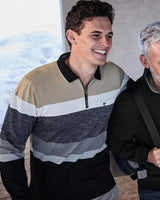Gestreiftes Poloshirt mit Viertelreißverschluss, olivgrüne und graue Streifen auf schwarzem Grund.