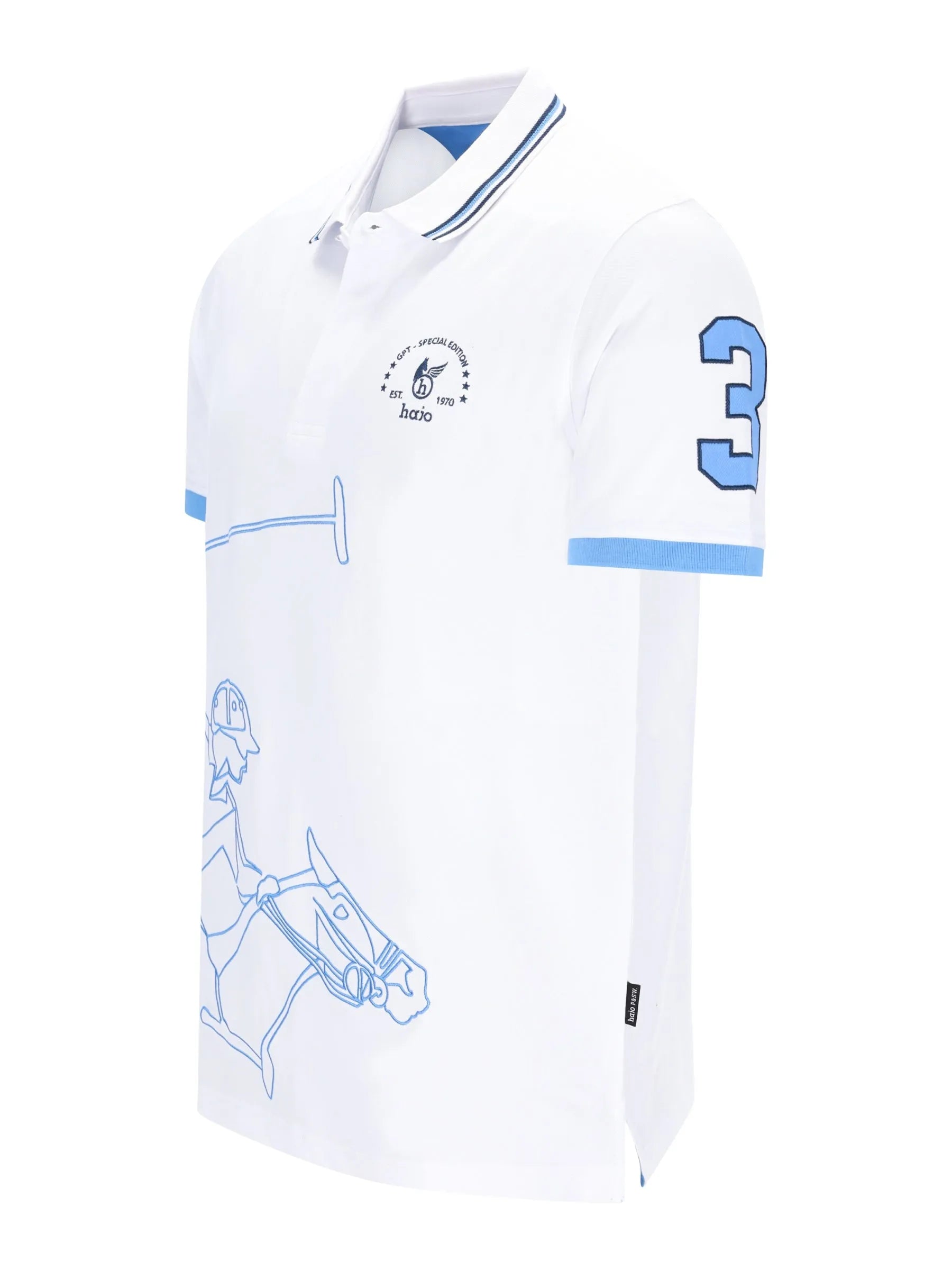 Weiße poloshirt mit hellblauer umrandung, nummer 3 am ärmel und reitsportmotive auf der front von h polopique el polista