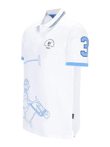Weiße poloshirt mit hellblauer umrandung, nummer 3 am ärmel und reitsportmotive auf der front von h polopique el polista