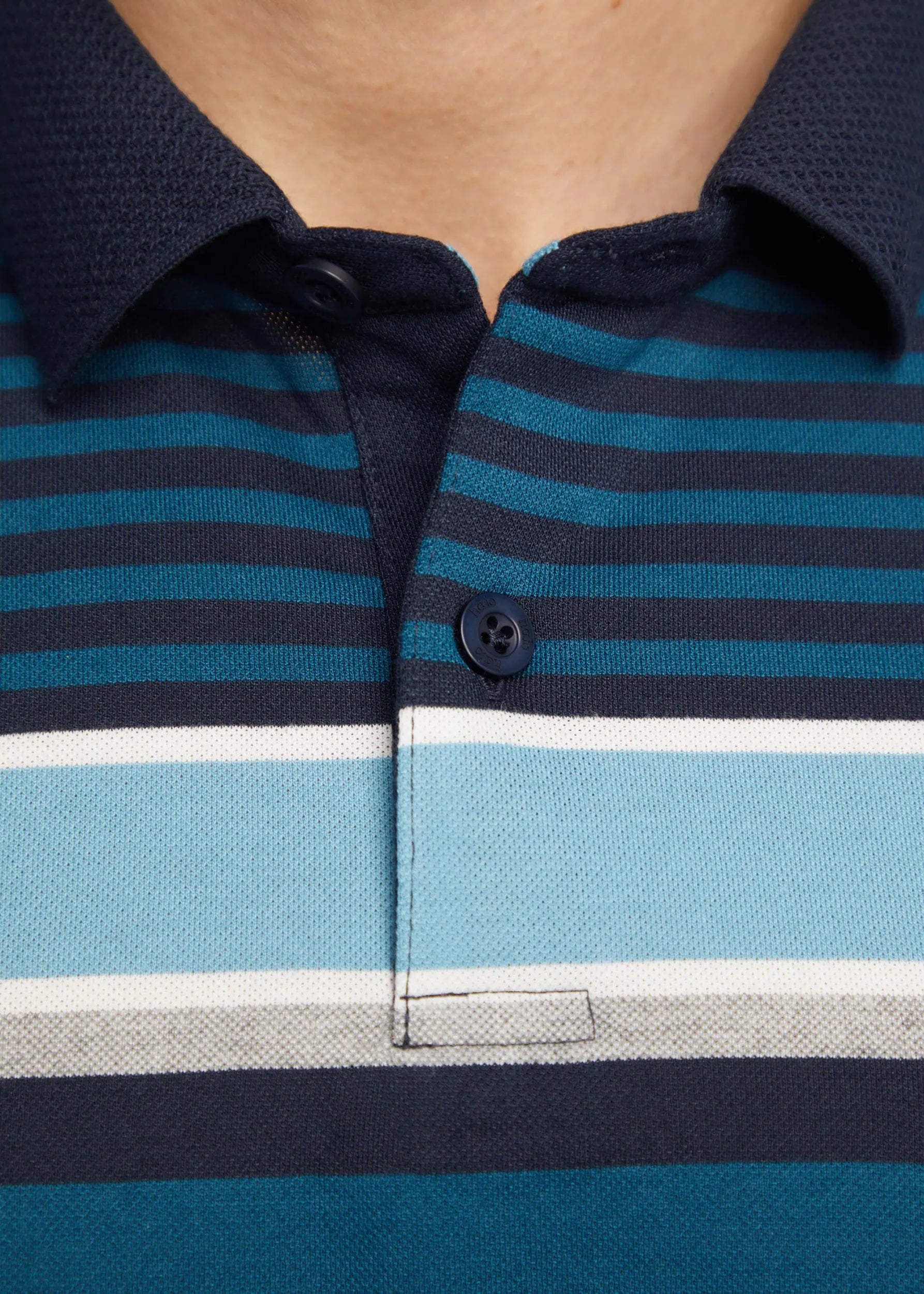 Blau und marineblau gestreiftes Poloshirt mit Knopfverschluss.