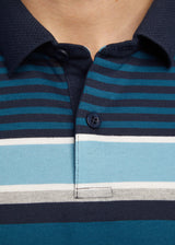 Blau und marineblau gestreiftes Poloshirt mit Knopfverschluss.