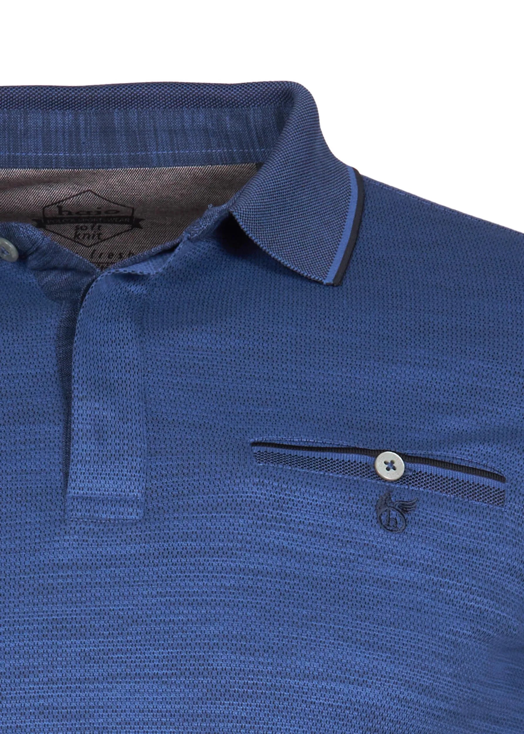 Königsblaues Poloshirt mit strukturiertem Strick und Kontrastnähten, mit einer geknöpften Brusttasche.