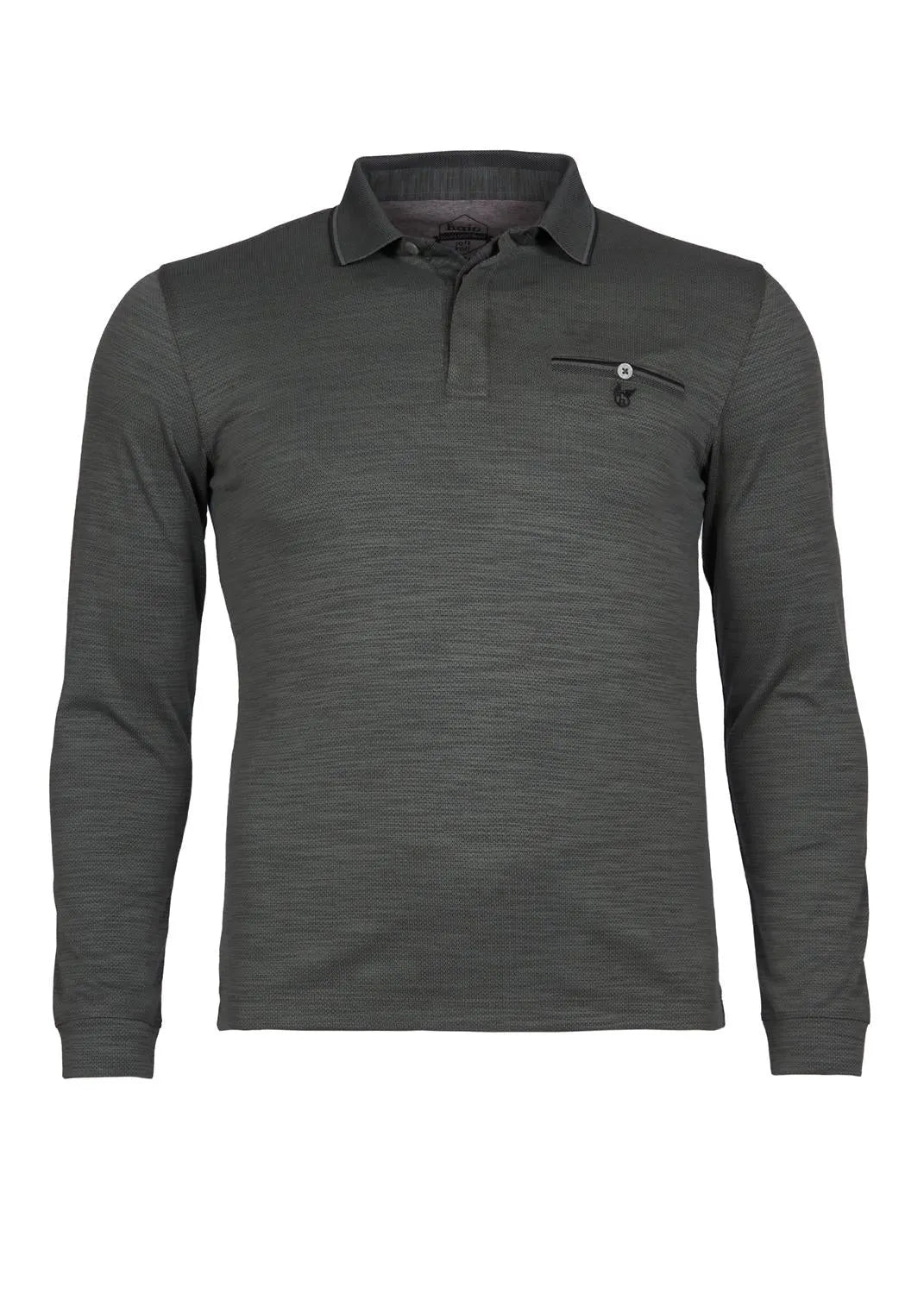 Anthrazitfarbenes, langärmeliges Poloshirt mit dezenter Struktur und schwarzem Kragen, mit einer kleinen Tasche auf der linken Brust.