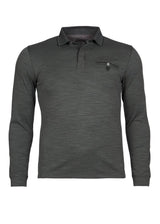 Anthrazitfarbenes, langärmeliges Poloshirt mit dezenter Struktur und schwarzem Kragen, mit einer kleinen Tasche auf der linken Brust.