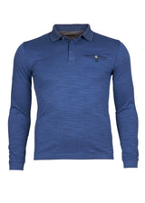 Königsblaues, langärmeliges Poloshirt mit dezentem Glanz und Kragendetail sowie einem kleinen Logo auf der Brust.