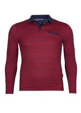 Kastanienbraun gestreiftes, langärmeliges Poloshirt mit marineblauen Akzenten und Taschendetails.