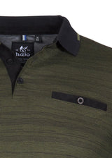 Olivgrünes Halo-Poloshirt mit schwarzen Akzenten und Knopfleiste.