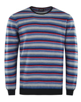 Gestreifter Pullover mit Rundhalsausschnitt und langen Ärmeln, mit blauen, roten, weißen und schwarzen Streifen auf dem Körper und den Bündchen.