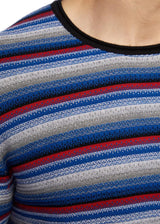 Gestreifter Pullover mit blauen, roten und grauen Streifen auf schwarzem Grund.