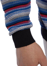 Gestreifter Pullover mit schwarzen Rippbündchen an Ärmeln und Bund, wahrscheinlich aus Baumwolle oder Polyestergemisch.