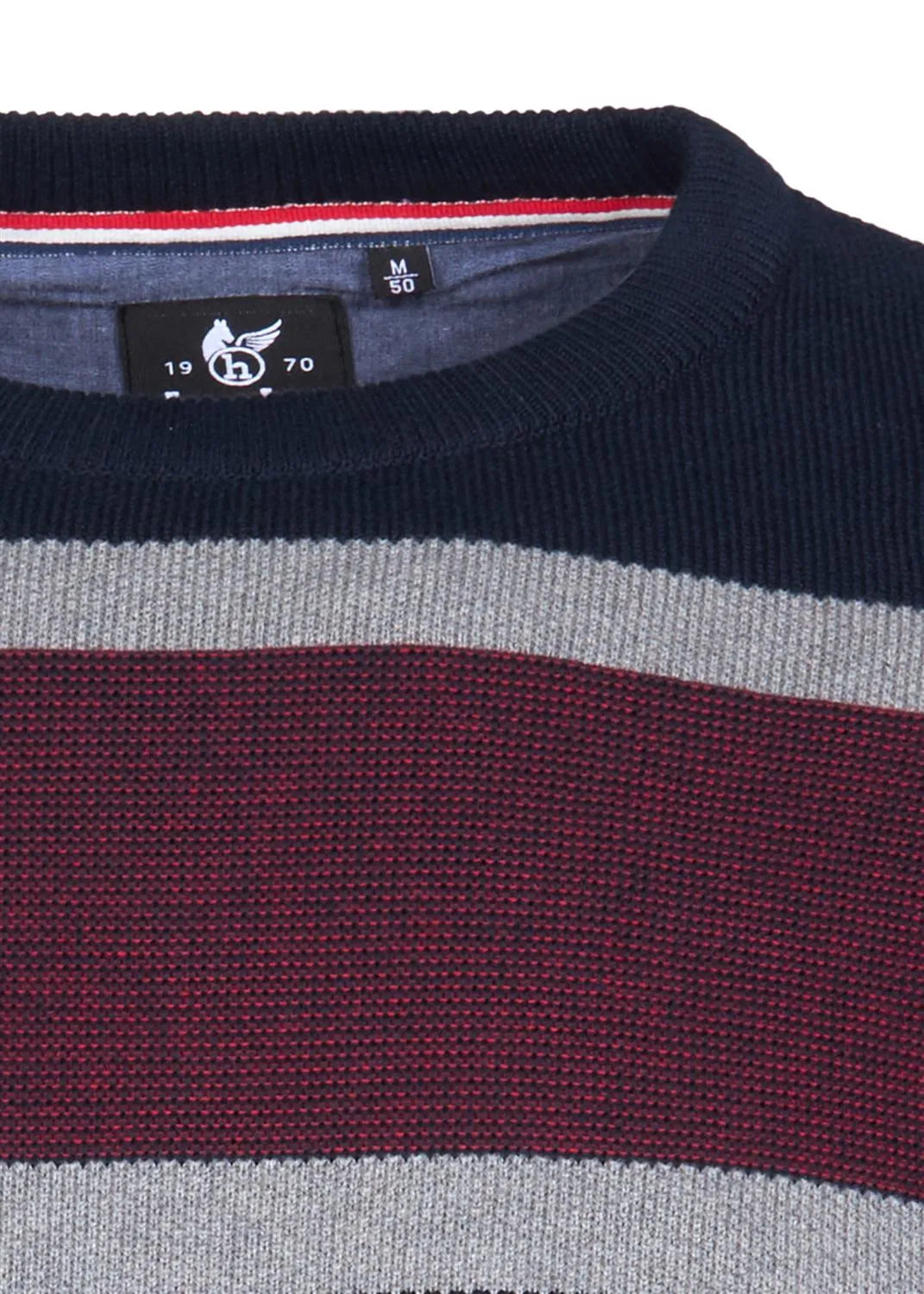 Marineblau, kastanienbraun und grau gestreifter Pullover mit Rundhalsausschnitt.