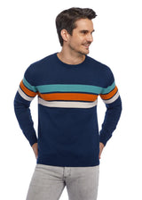 Marineblauer Pullover mit bunten Querstreifen und Rippenbündchen, wahrscheinlich aus Baumwolle oder Wolle.
