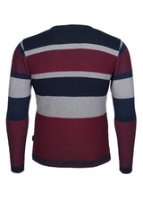Gestreifter Pullover mit marineblauen, kastanienbraunen und grauen Streifen.
