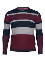 Kastanienbraun und marineblau gestreifter Herrenpullover mit langen Ärmeln.
