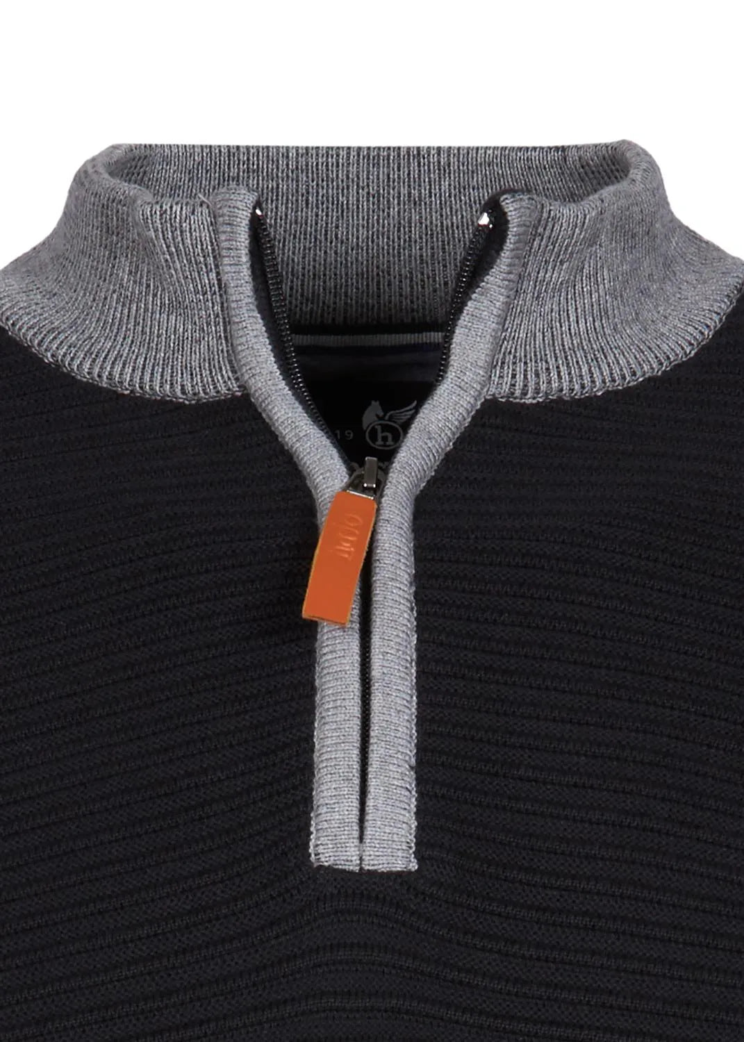 Schwarzer und grauer Reißverschluss-Pullover mit orangefarbenem Reißverschluss.