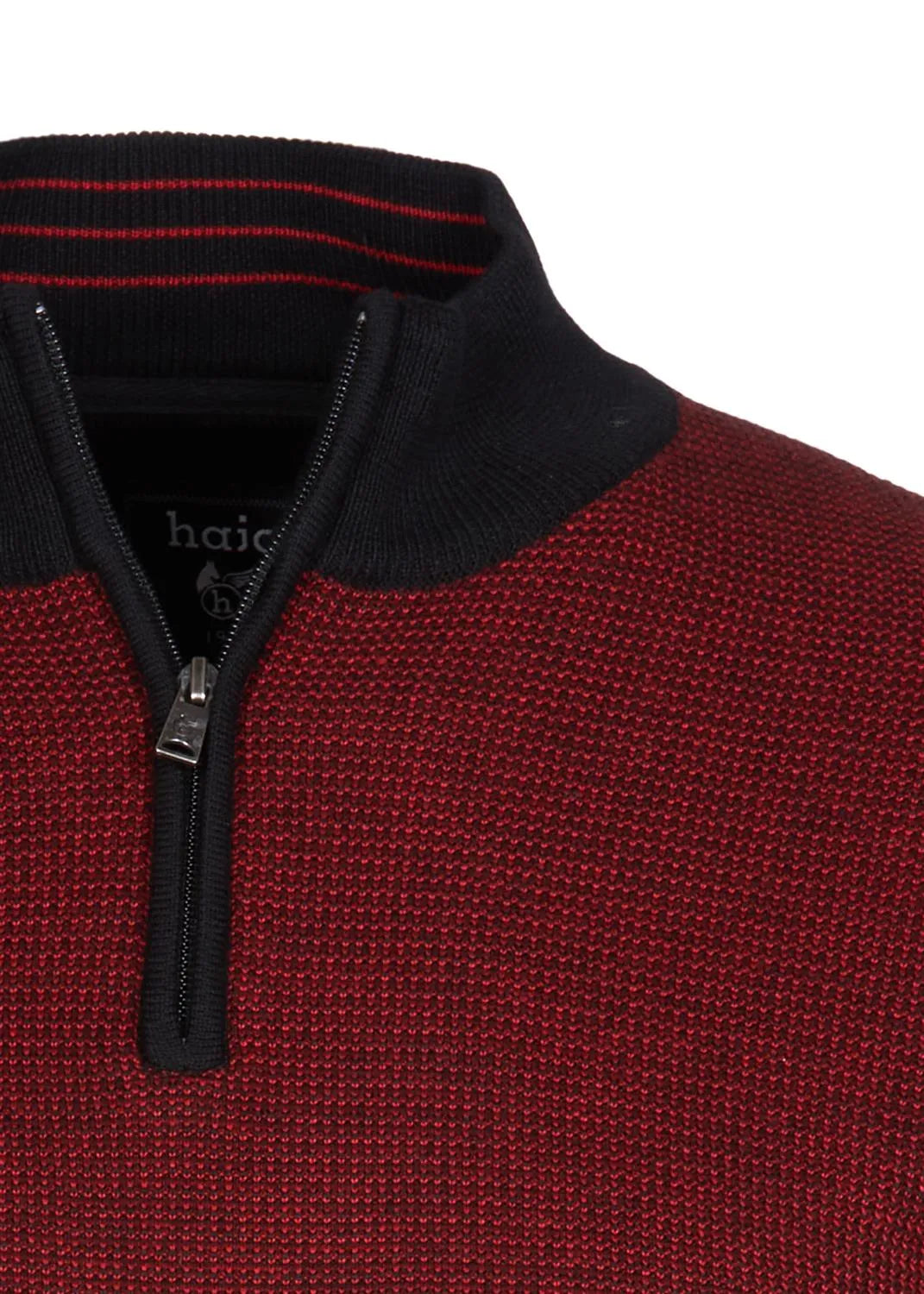 Rot-schwarzer Viertel-Reißverschluss-Pullover mit strukturiertem Strickmuster und dem Markenlabel ’haio’ am Kragen.