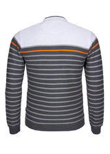 Gestreifter Pullover mit orangefarbenen und grauen Streifen, weißer Einsatz in der hinteren Mitte.