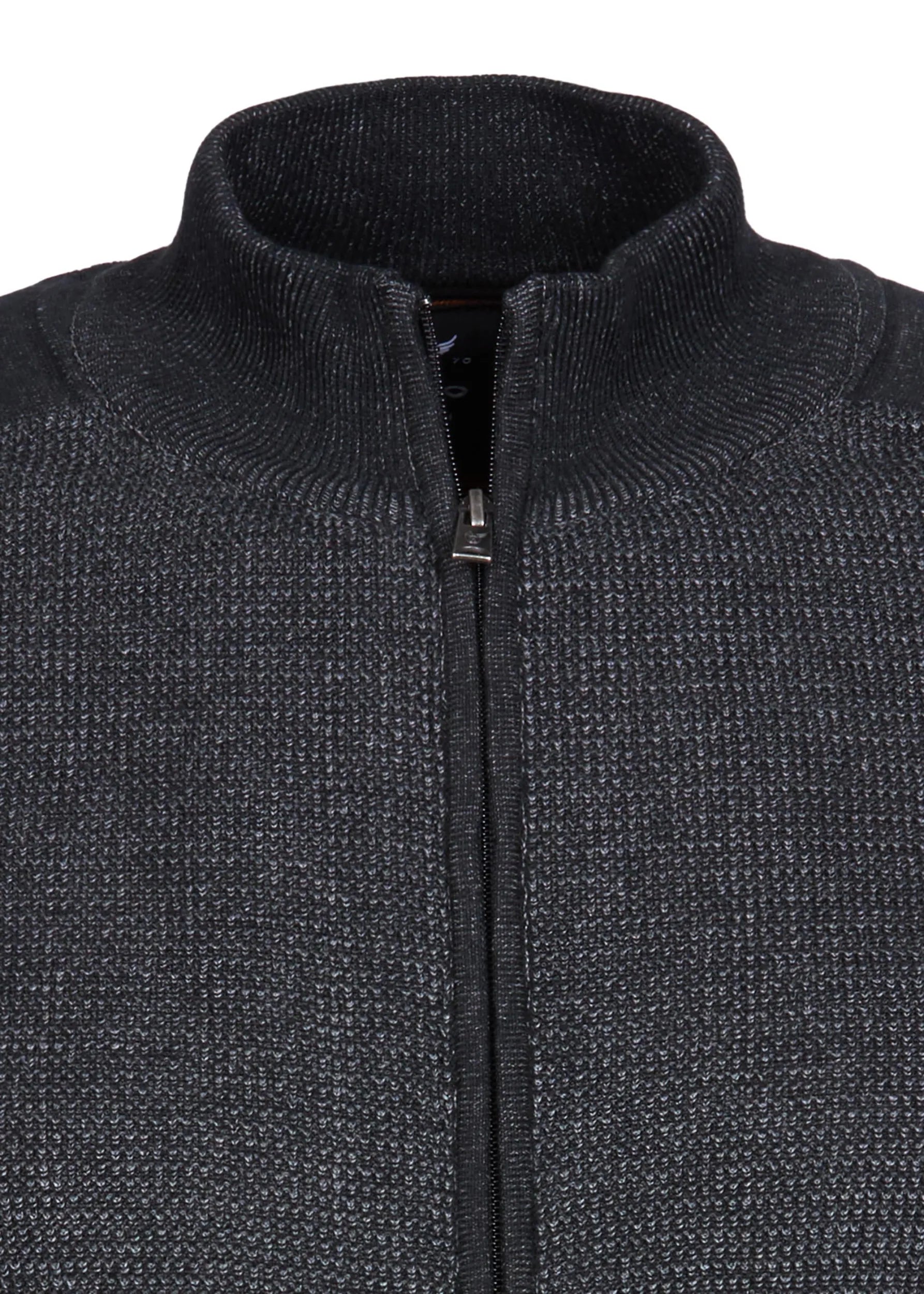 Anthrazitfarbener, strukturierter Pullover mit Reißverschluss, hohem Kragen und Reißverschlussdetail.
