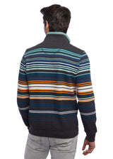Gestreifter Pullover mit marineblauen, blaugrünen und orangefarbenen Streifen auf dunklem Grund.