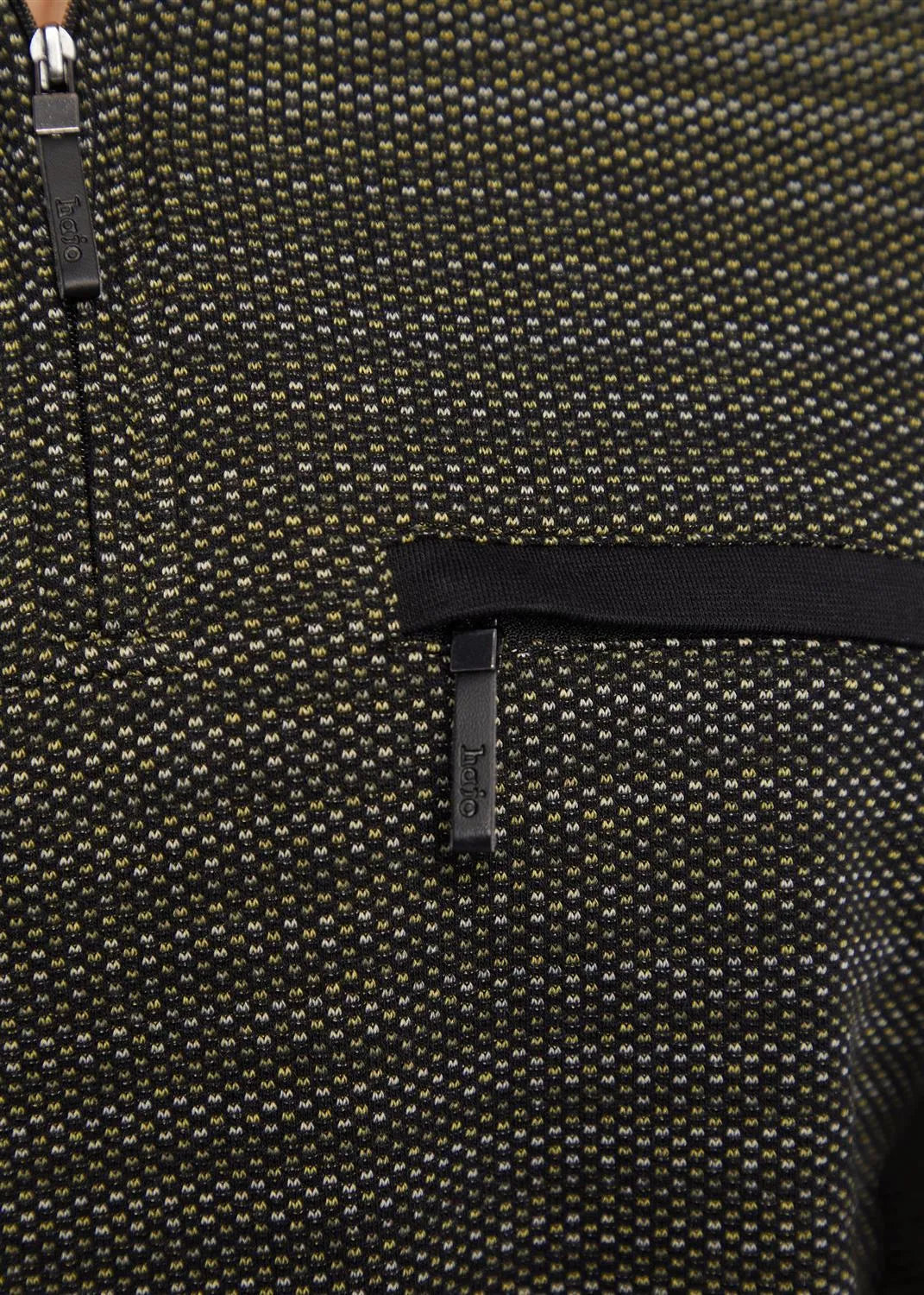 Olivgrüner strukturierter Rucksack mit Reißverschluss und Taschendetail.