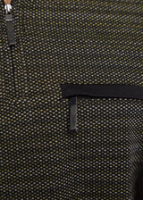 Olivgrüner strukturierter Rucksack mit Reißverschluss und Taschendetail.