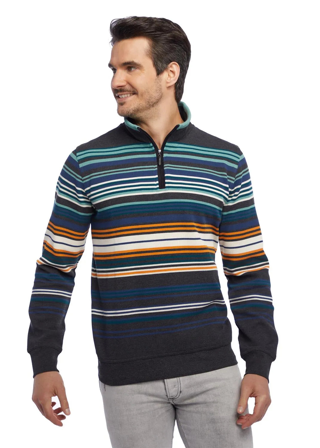 Gestreifter Pullover mit Viertel-Reißverschluss aus weicher Baumwollmischung in dunklem Marineblau und leuchtenden, mehrfarbigen Streifen.