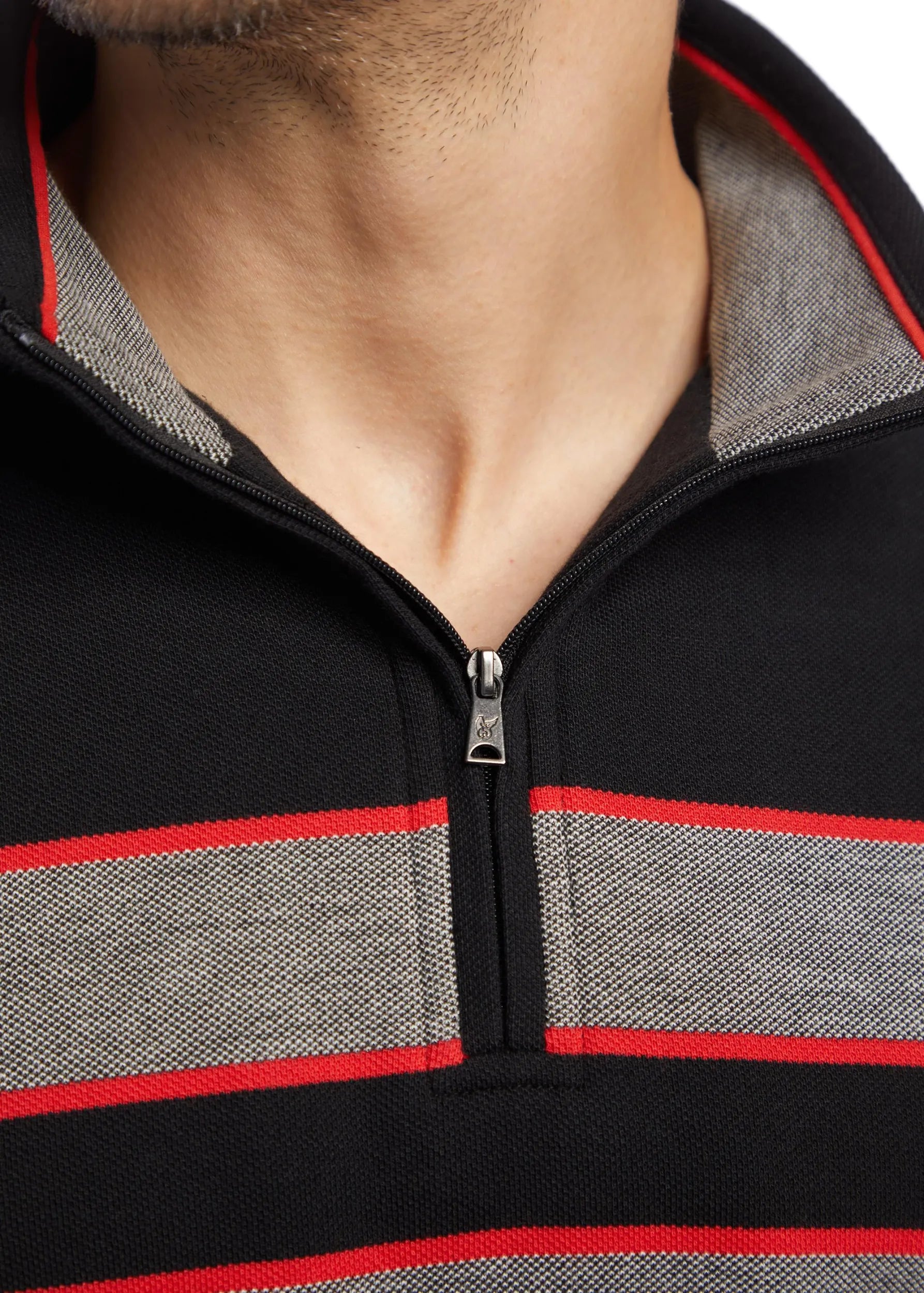 Schwarz-rot gestreifter Kapuzenpulli mit Reißverschluss und Kapuze.